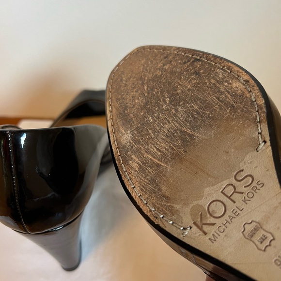 KORS Michael Kors Black Patent Leather Wedge Heels Peep Toe Women’s Size 9.5 - Picture 6 of 8